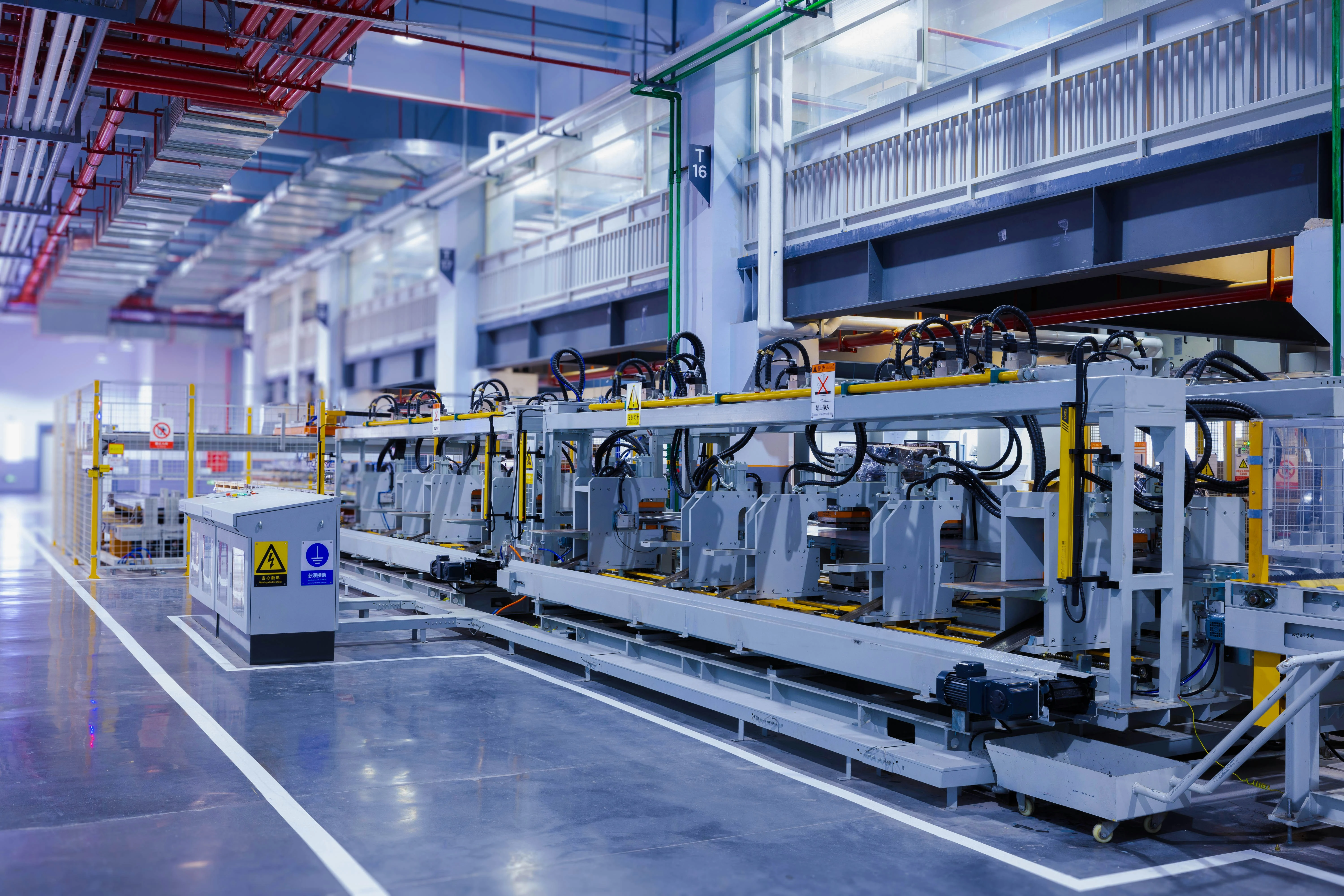 Operador trabalhando em máquina industrial segura